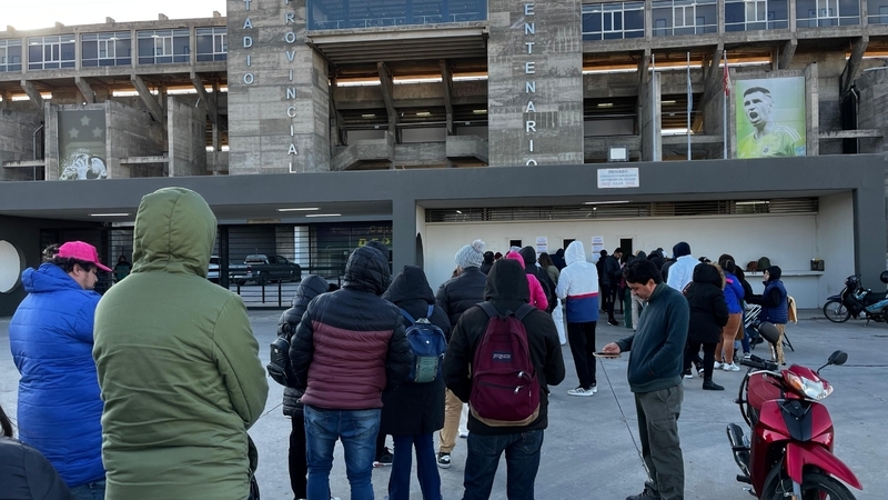 Furor por el Poncho 2025: largas filas por entradas