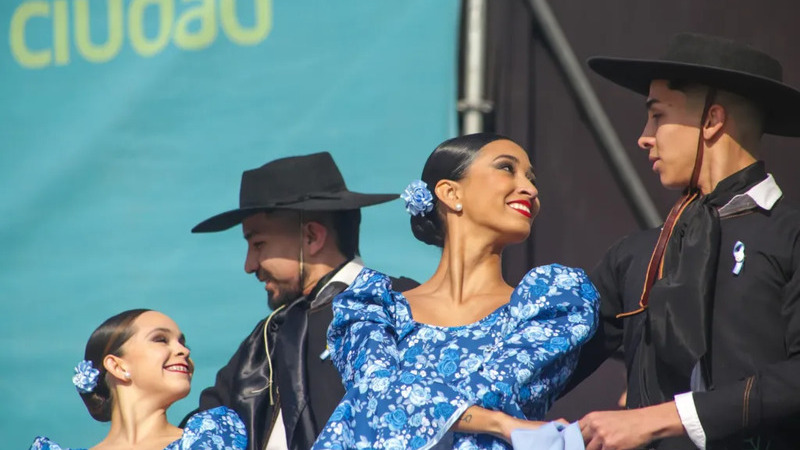 Miles celebraron la Independencia en una peña folclórica